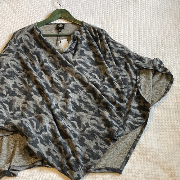 Bobeau Poncho Style Gray and Black Camo Top, OSFM - Picture 5 of 12